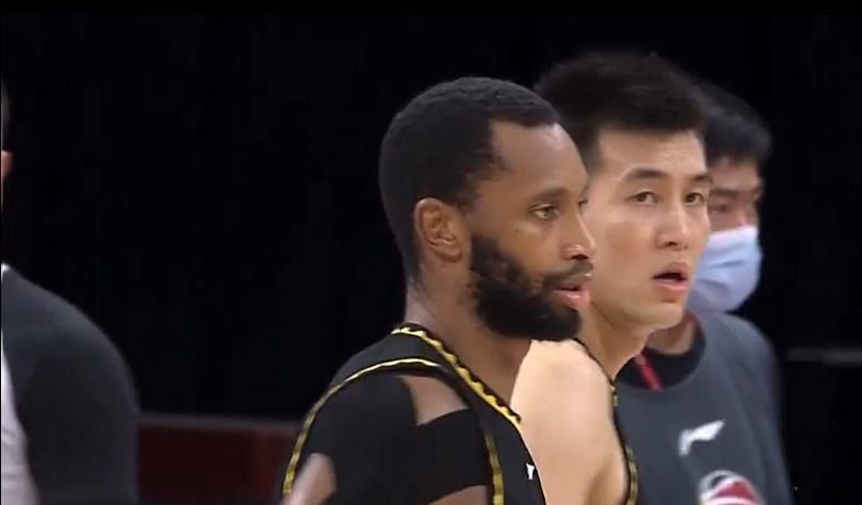 宝富贵急忙点头哈腰的鞠躬说道：叶大师您慢走，下次如果珍宝阁再举办拍卖会的话，我一定提前跟您联系。
